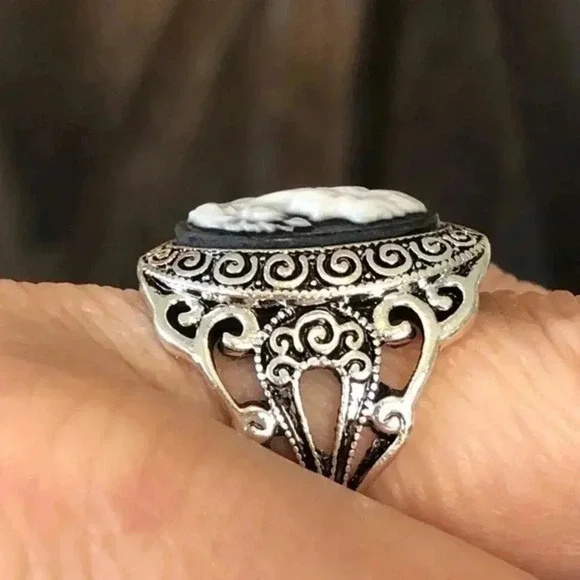 Black & White Ornate Vintage Style Cameo Lady Portrait Crystal Silver Ring - Picture 3 of 4